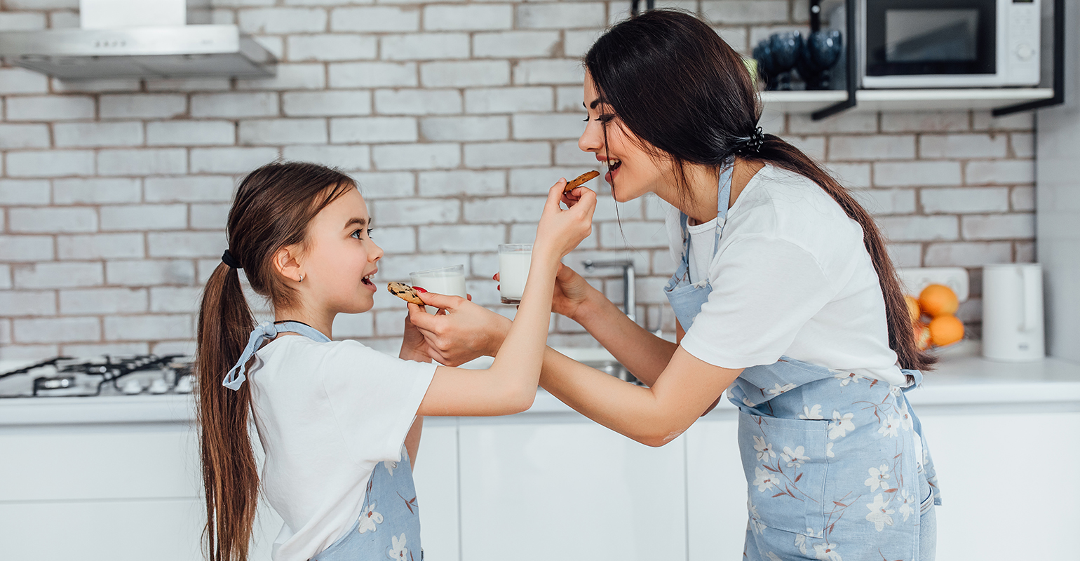 Sister cook. Здоровоч дочь. Здоровая дочь. Mother daughter Kitchen taste. Mother daughter Kitchen finger.